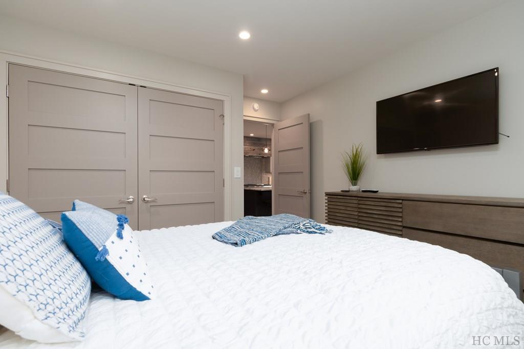33 Lower Tanglewood Road E 5