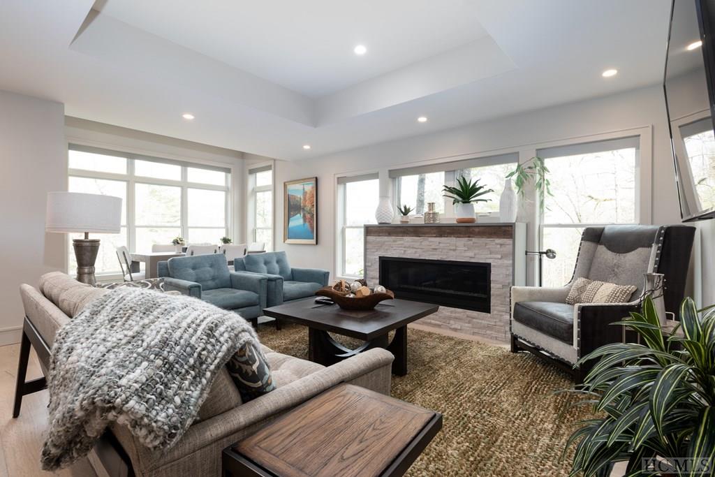 33 Lower Tanglewood Road E 5