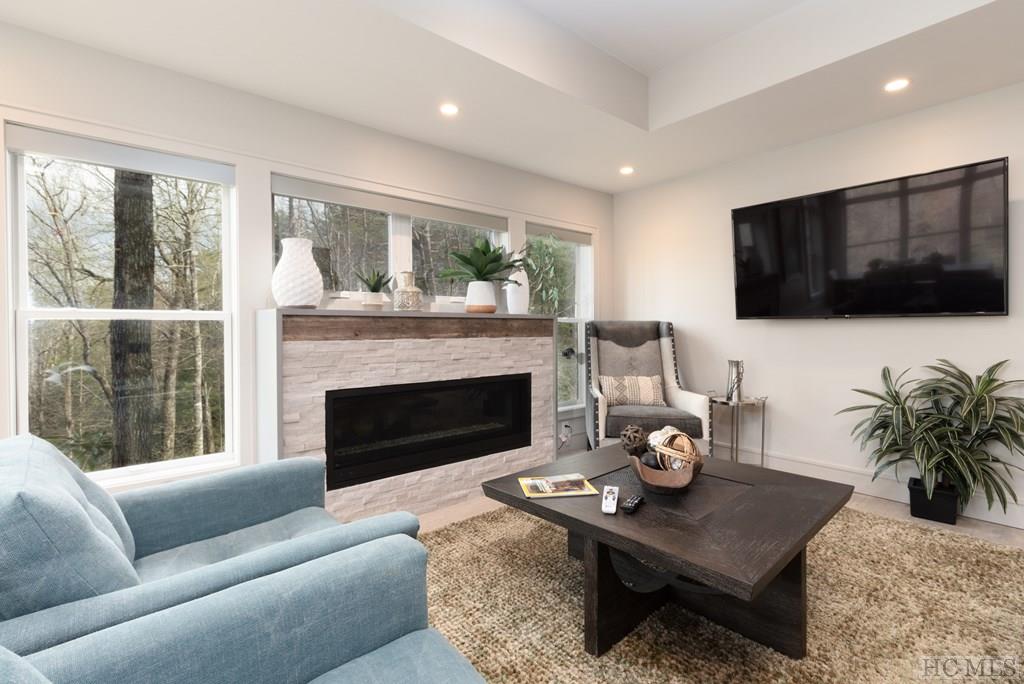 33 Lower Tanglewood Road E 5