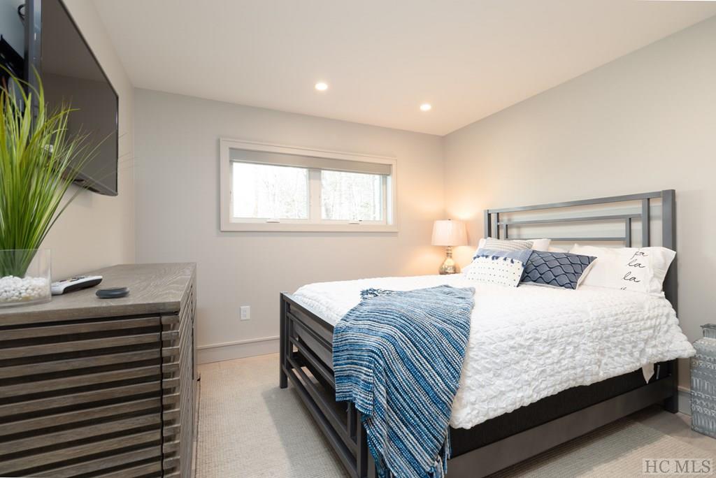 33 Lower Tanglewood Road E 5