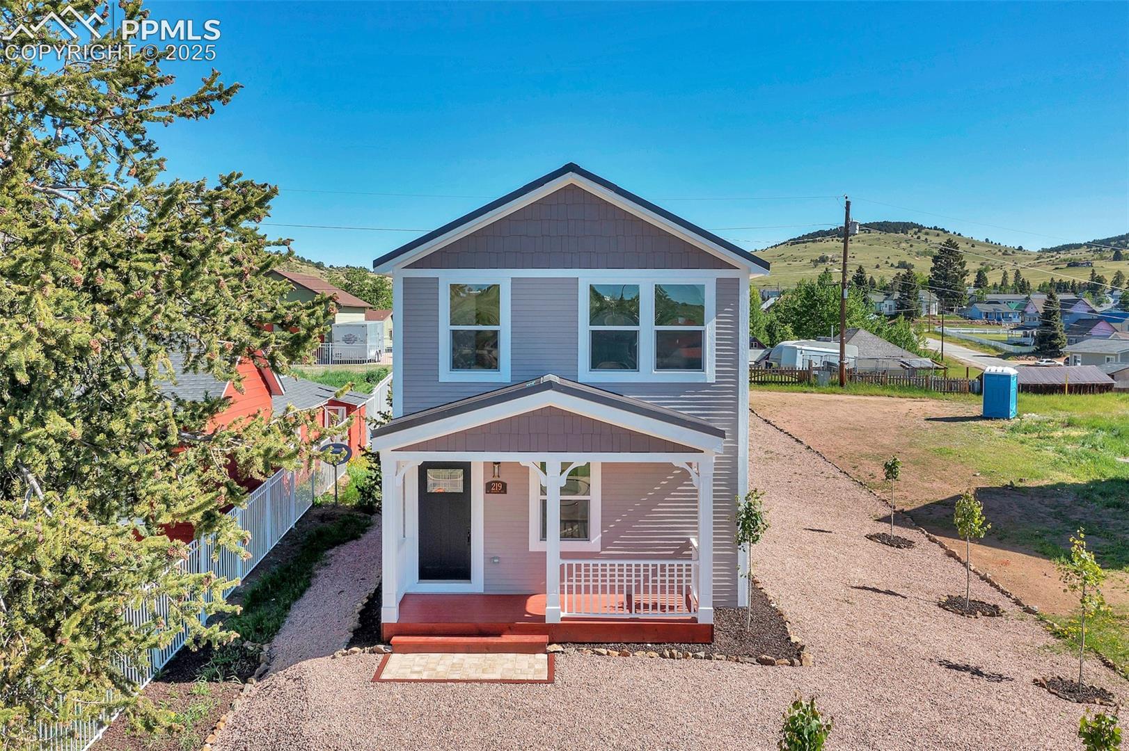 219 W Bennett Avenue