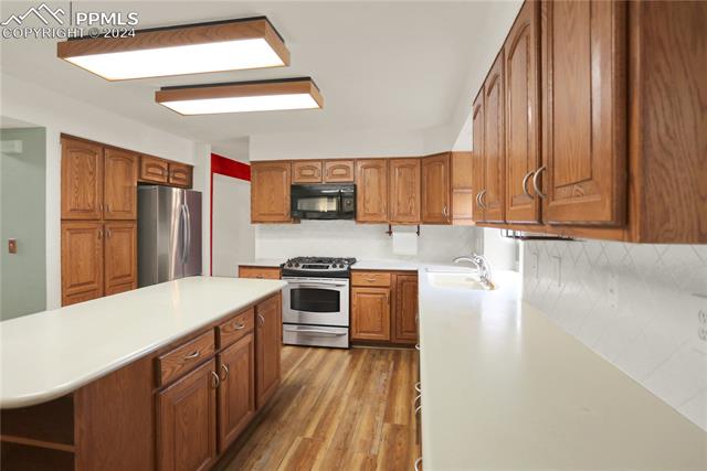 695 Fernglen Court