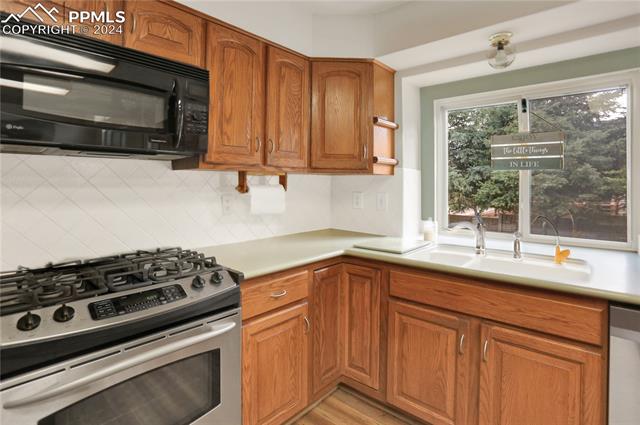 695 Fernglen Court
