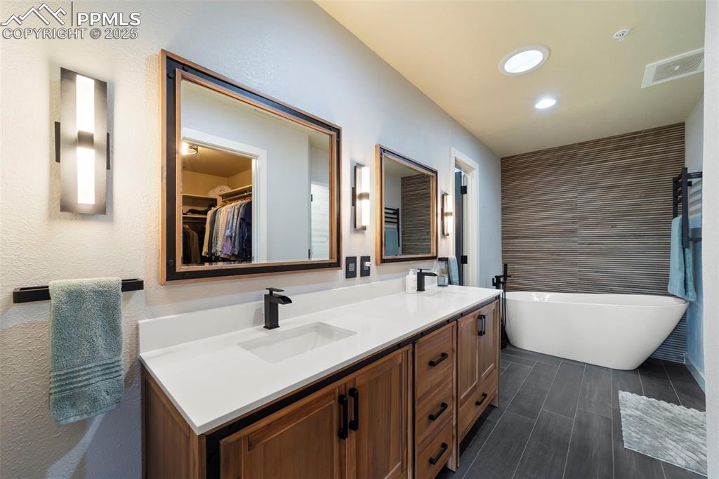 319 N Tejon Street 202