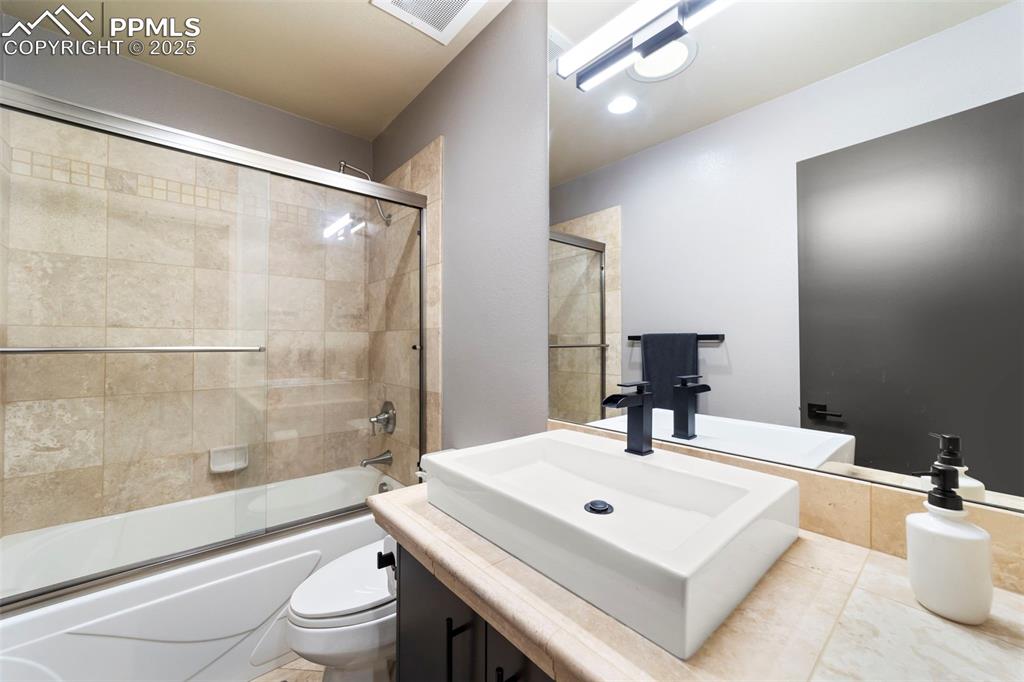 319 N Tejon Street 202