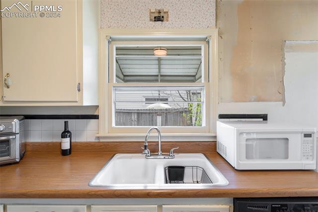 2418 N Corona Street