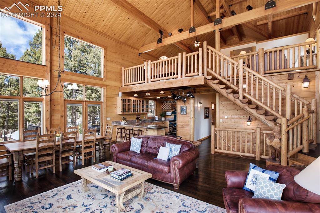 527 Cougar Point