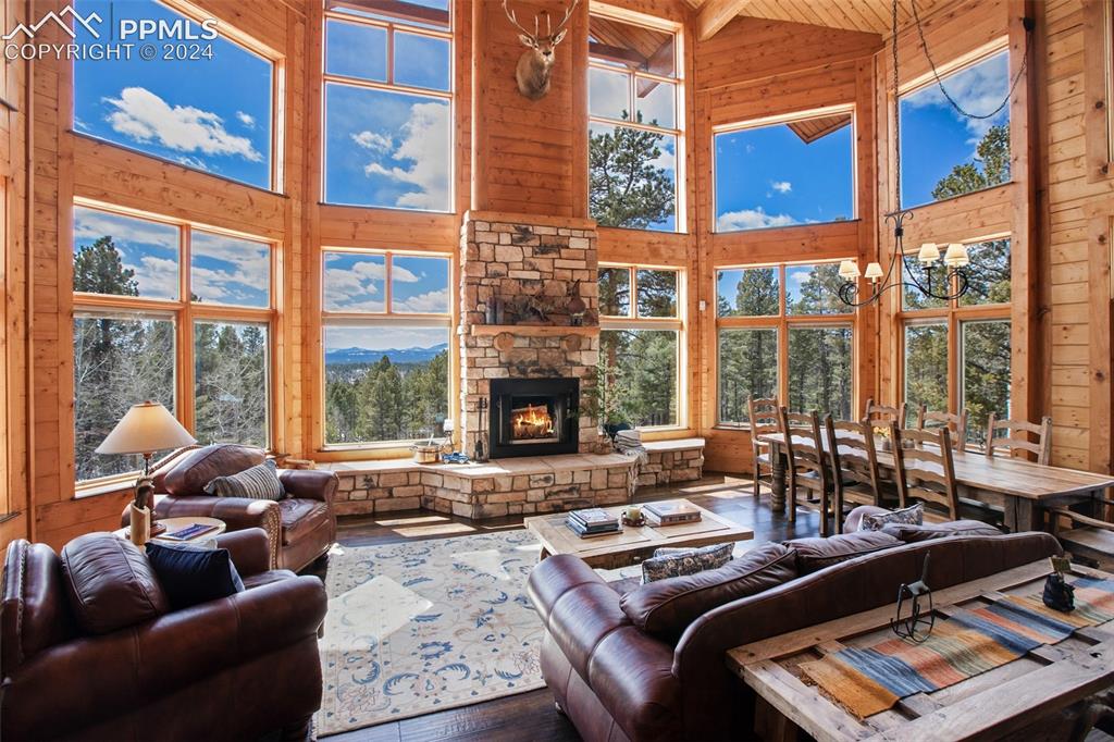 527 Cougar Point