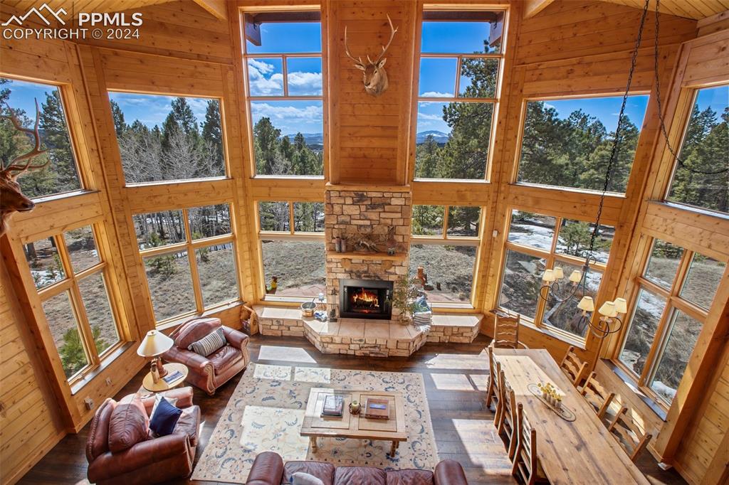 527 Cougar Point