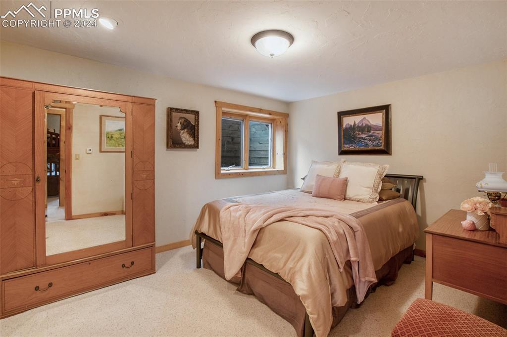 527 Cougar Point