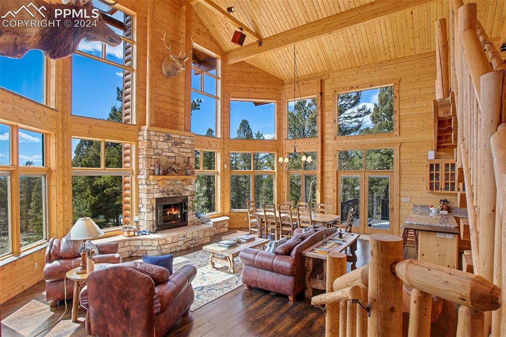 527 Cougar Point