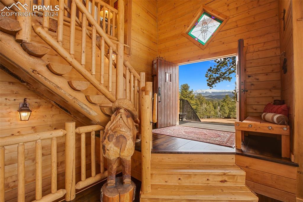 527 Cougar Point