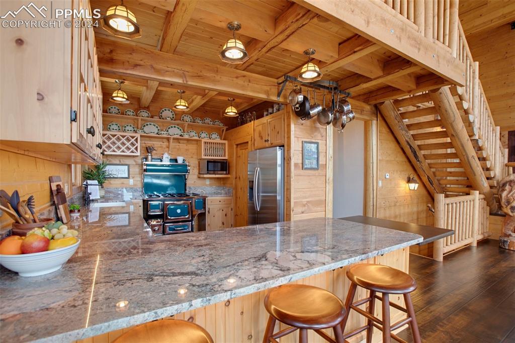 527 Cougar Point