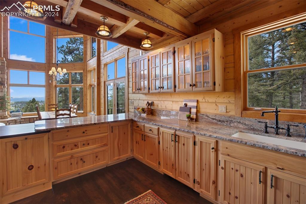 527 Cougar Point
