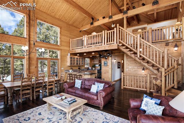 527 Cougar Point