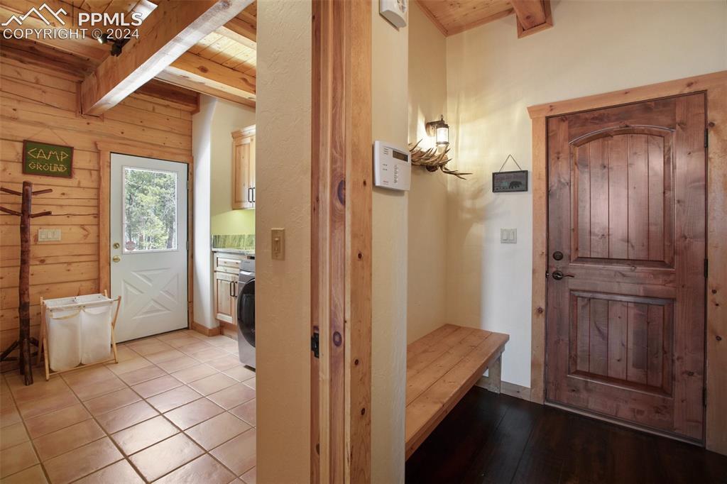 527 Cougar Point