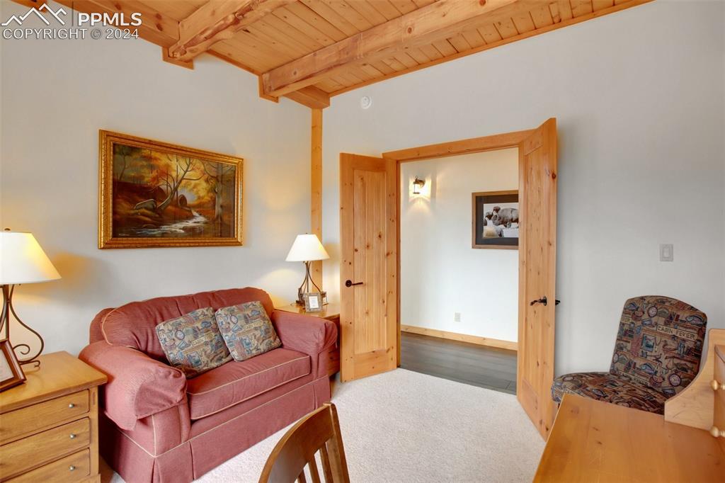 527 Cougar Point