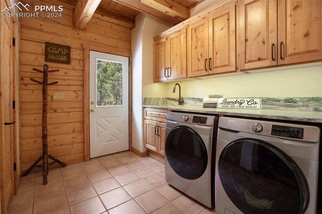 527 Cougar Point