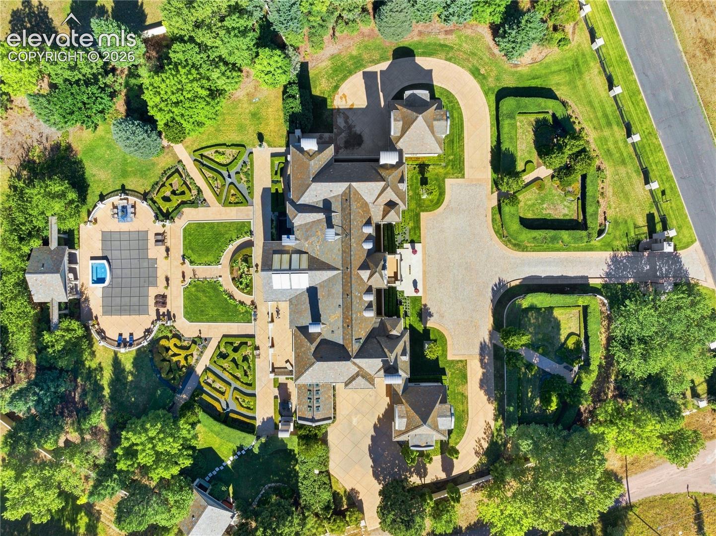 3590 Maison View