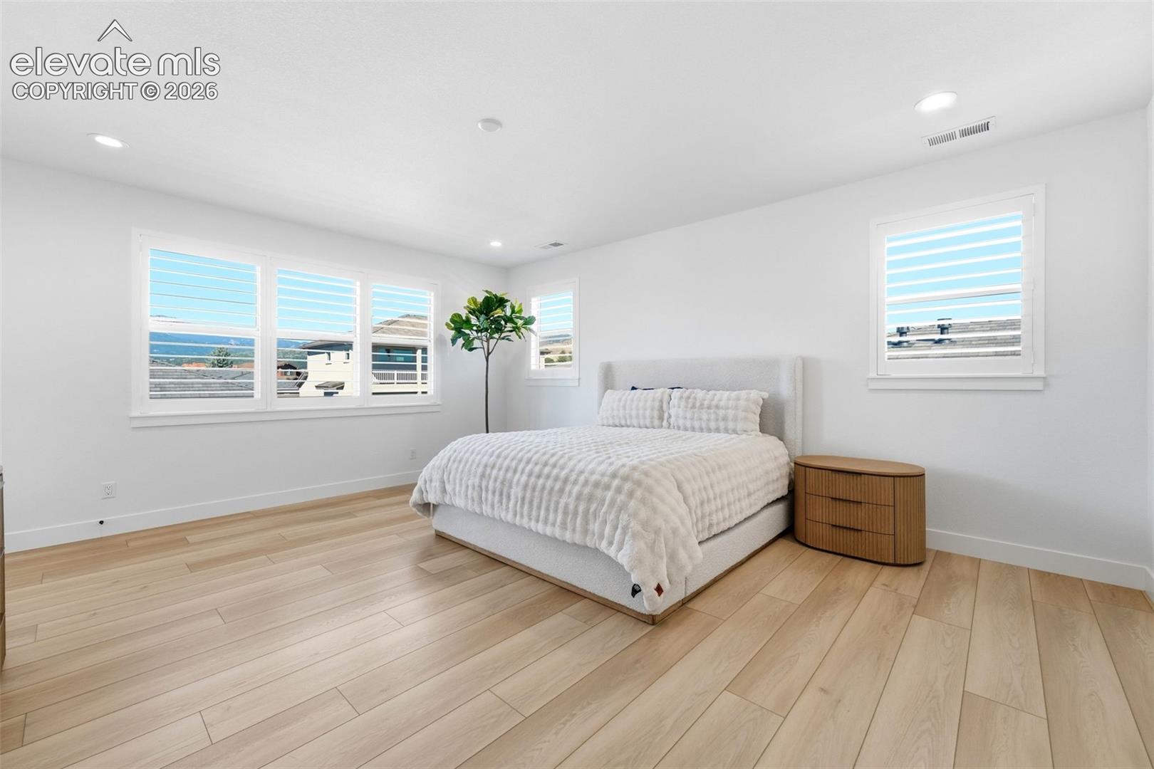 3414 Crest Hollow View