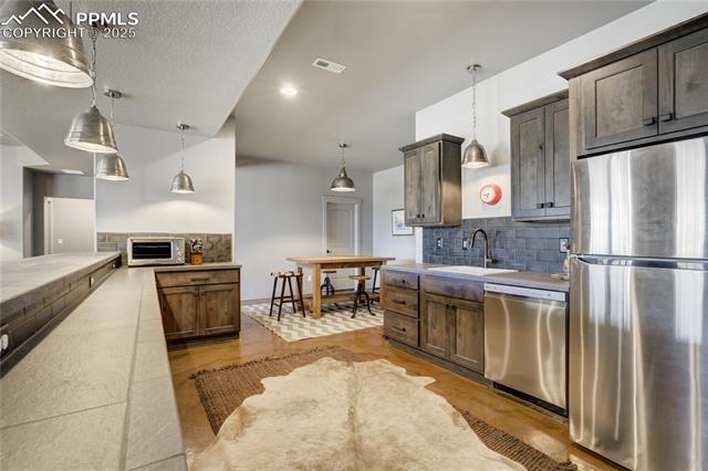 1040 Locklin Way