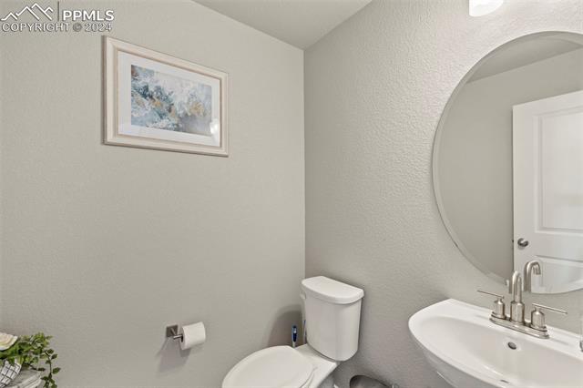 8022 Goldenray Place