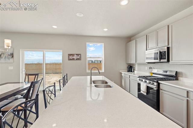 8022 Goldenray Place