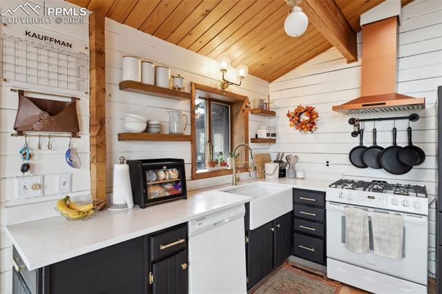 6215 Aspen Ridge Road