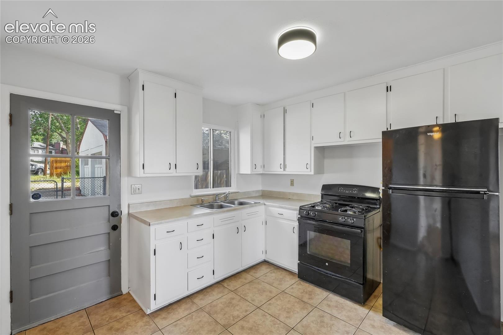 3102 E San Miguel Street