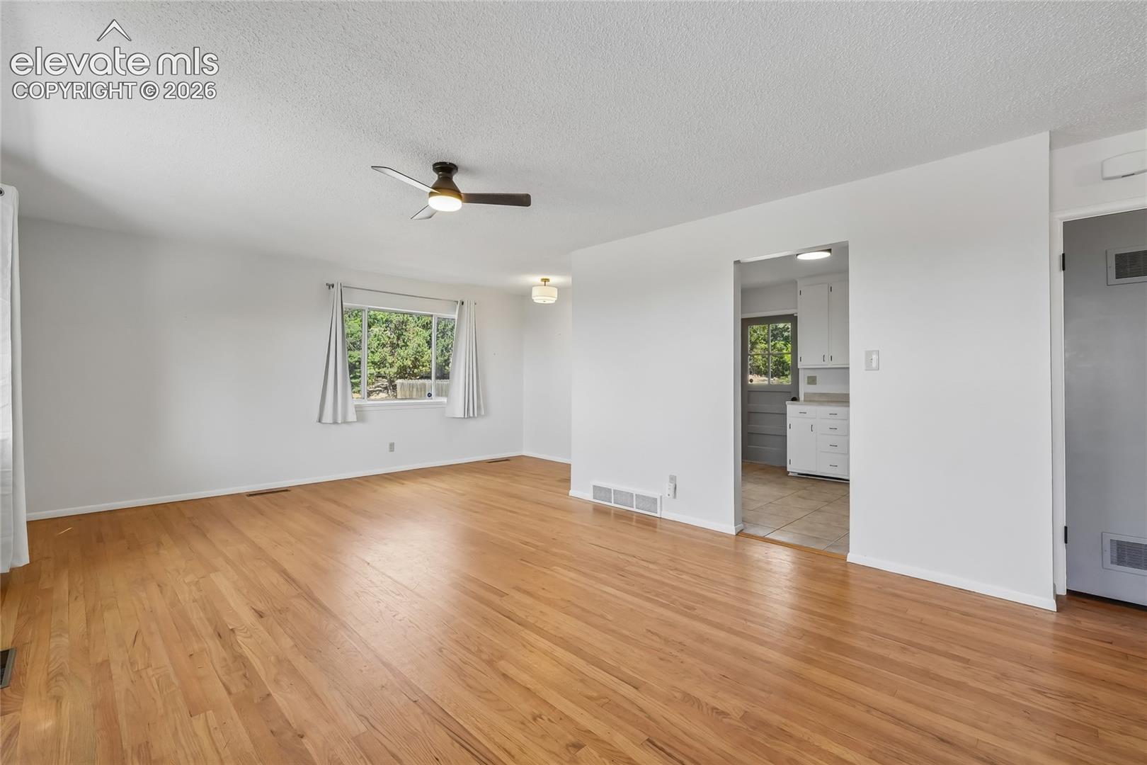 3102 E San Miguel Street