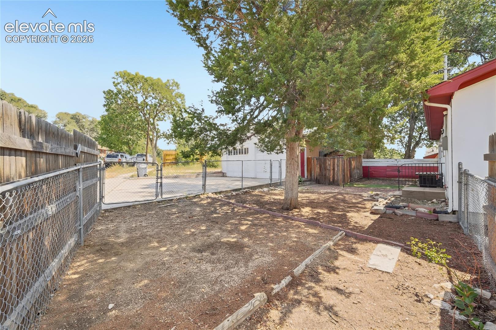 3102 E San Miguel Street