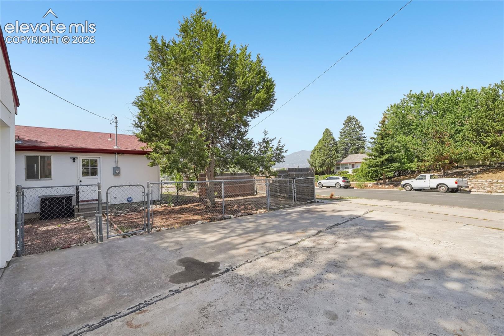3102 E San Miguel Street