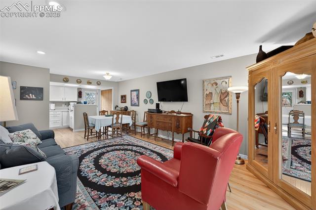 686 Echo Lane