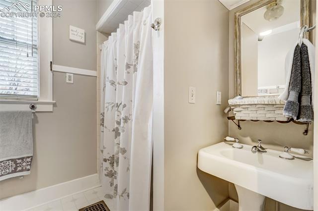 2424 N Nevada Avenue