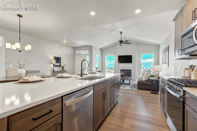 9484 Simper Heights