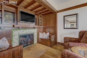 1155 Charles Grove