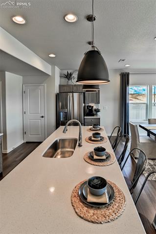 8746 Blue Feather Loop