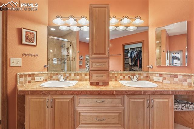 1079 Beacon Hill Way