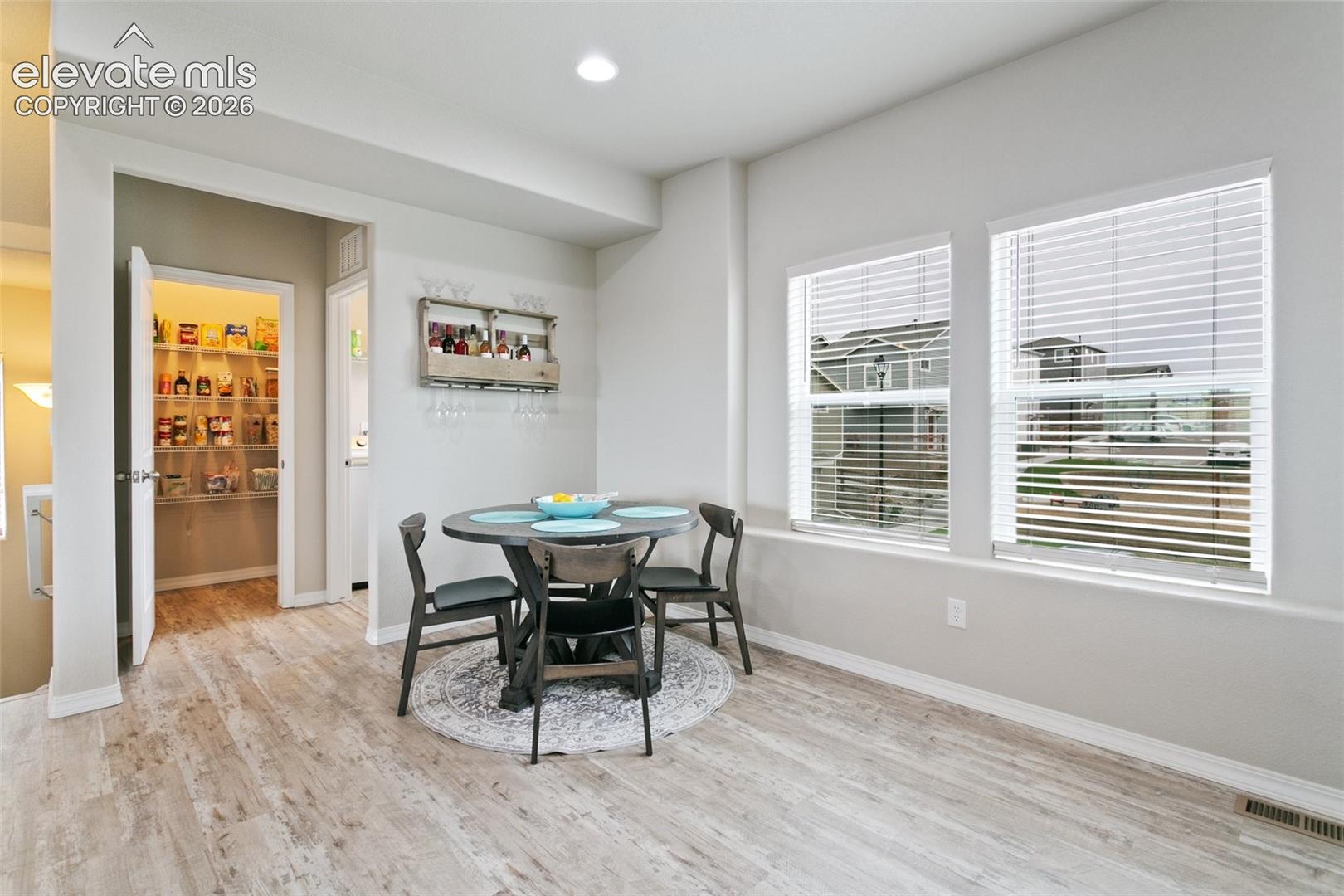 7427 Gorgeted Quail Grove