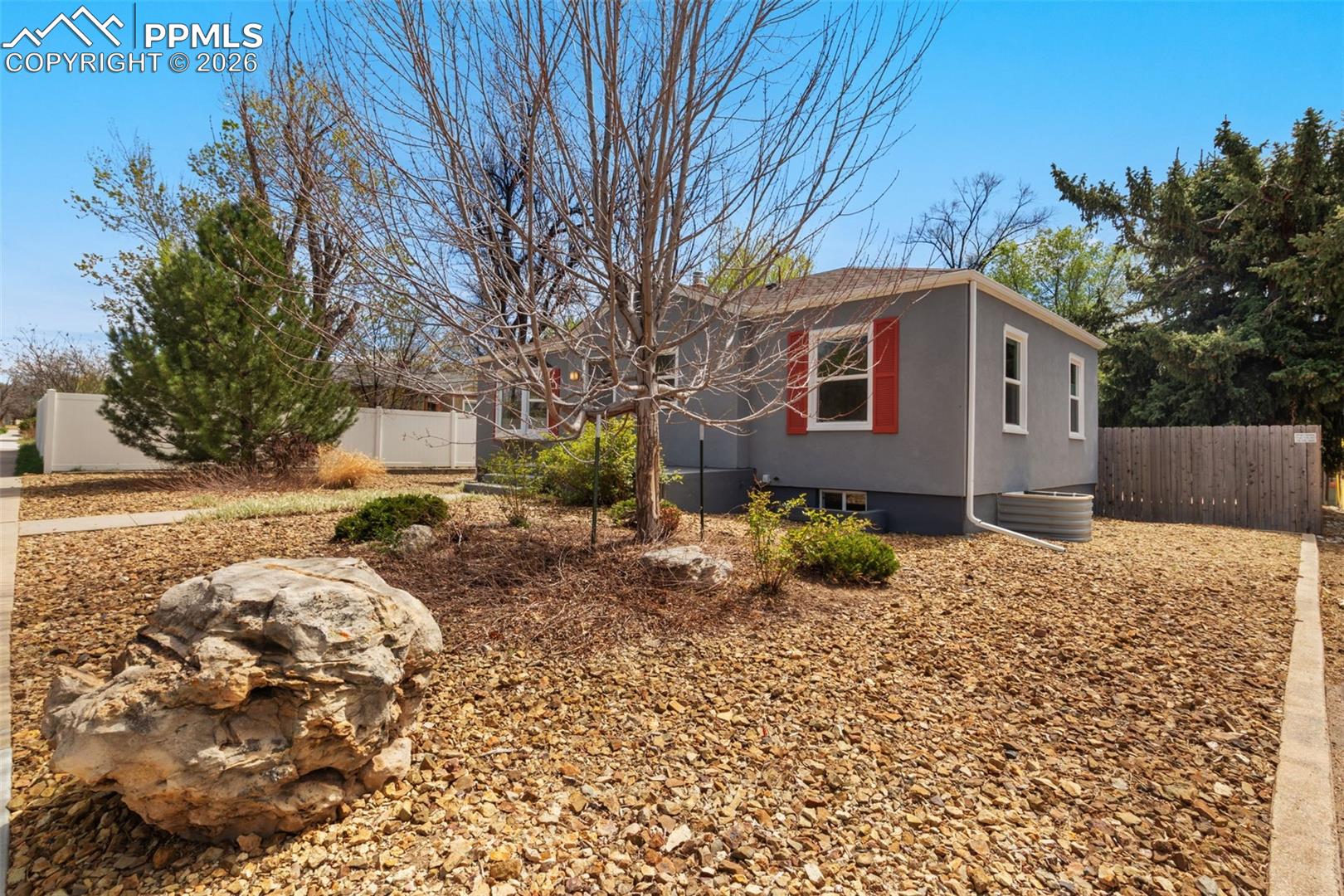 1023 E San Miguel Street