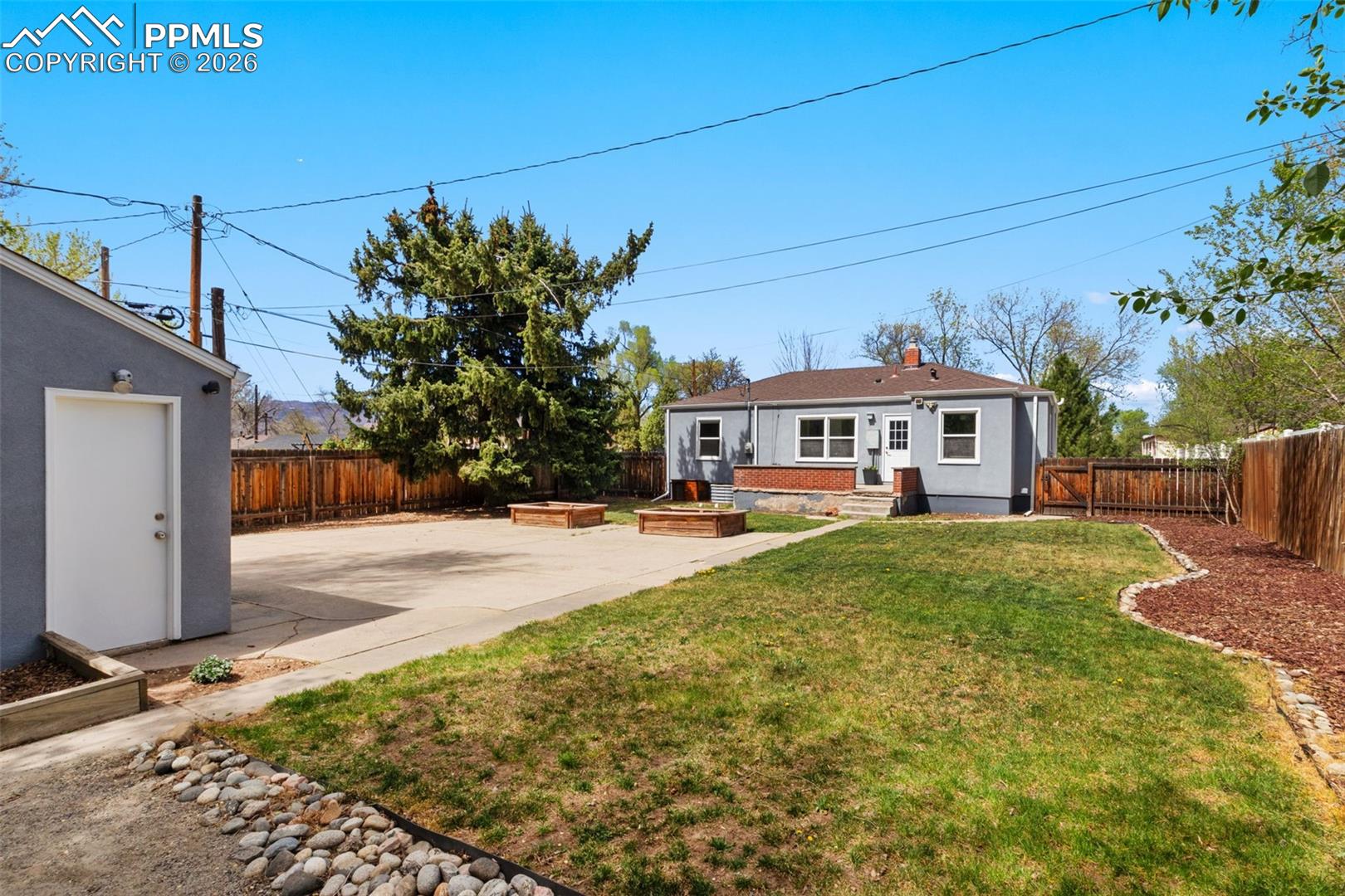 1023 E San Miguel Street