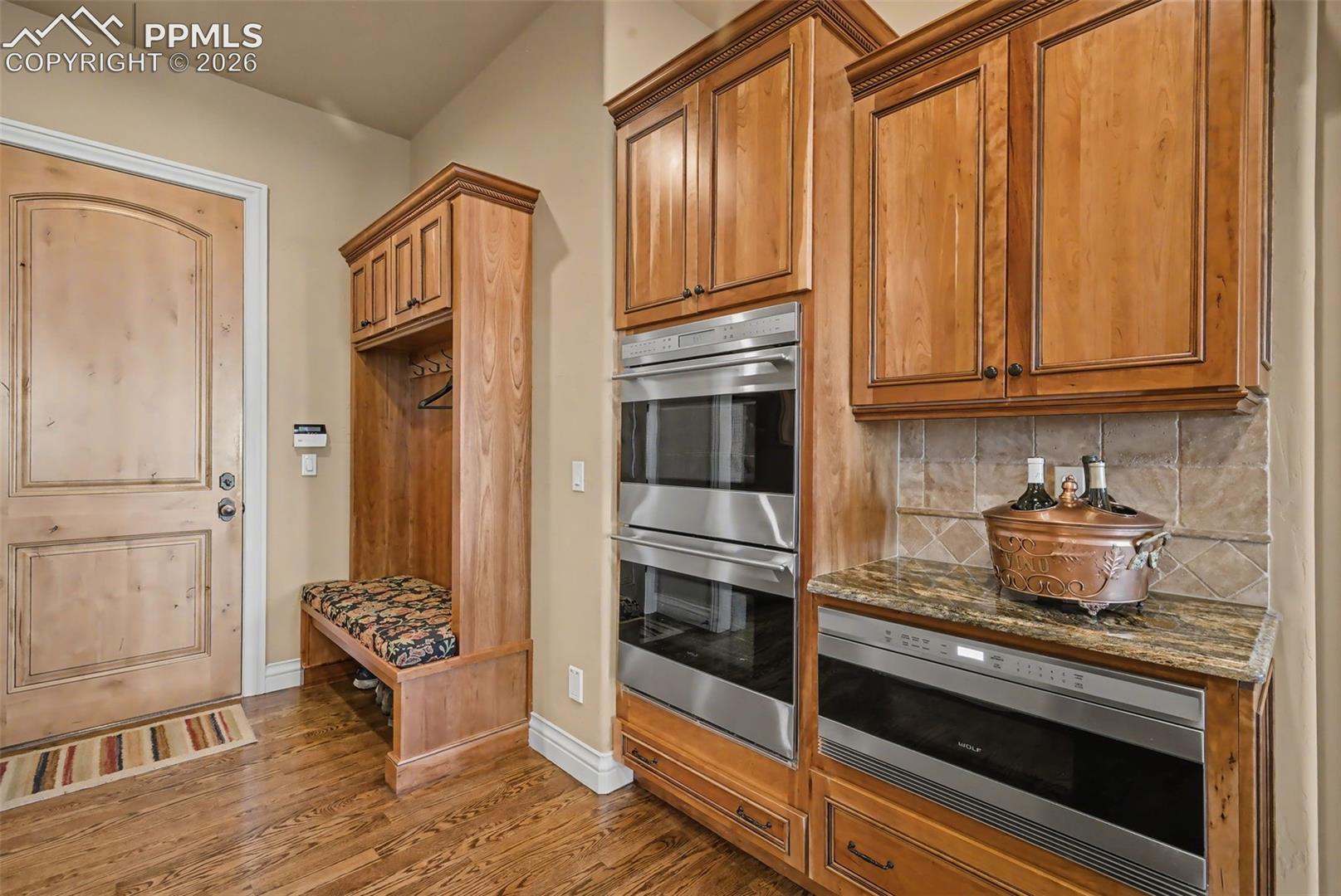 1095 High Lake View