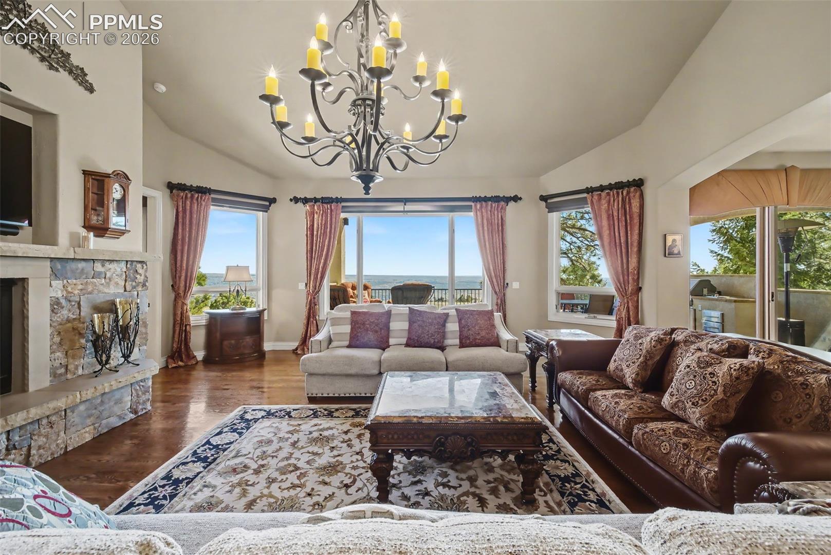 1095 High Lake View