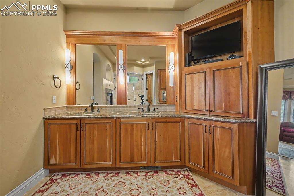 1095 High Lake View