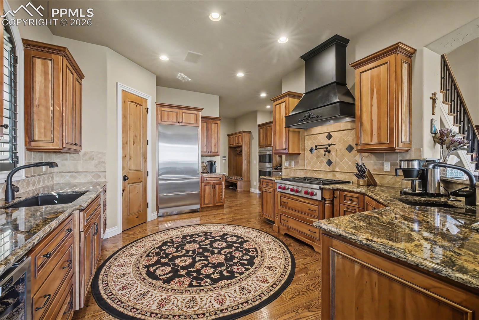 1095 High Lake View