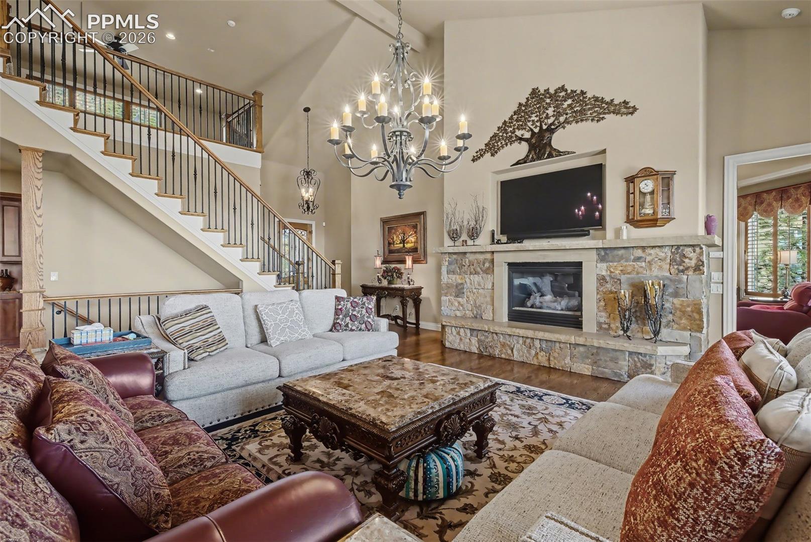 1095 High Lake View