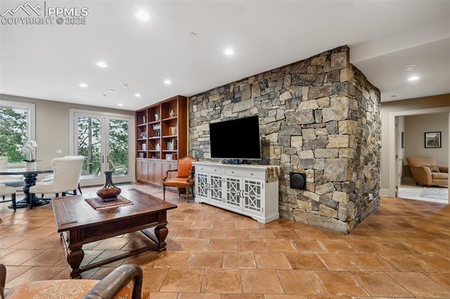 2455 Stratton Forest Heights