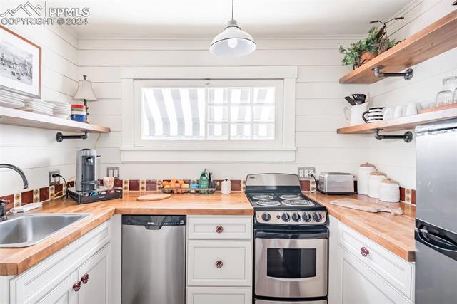 11 E Del Norte Street