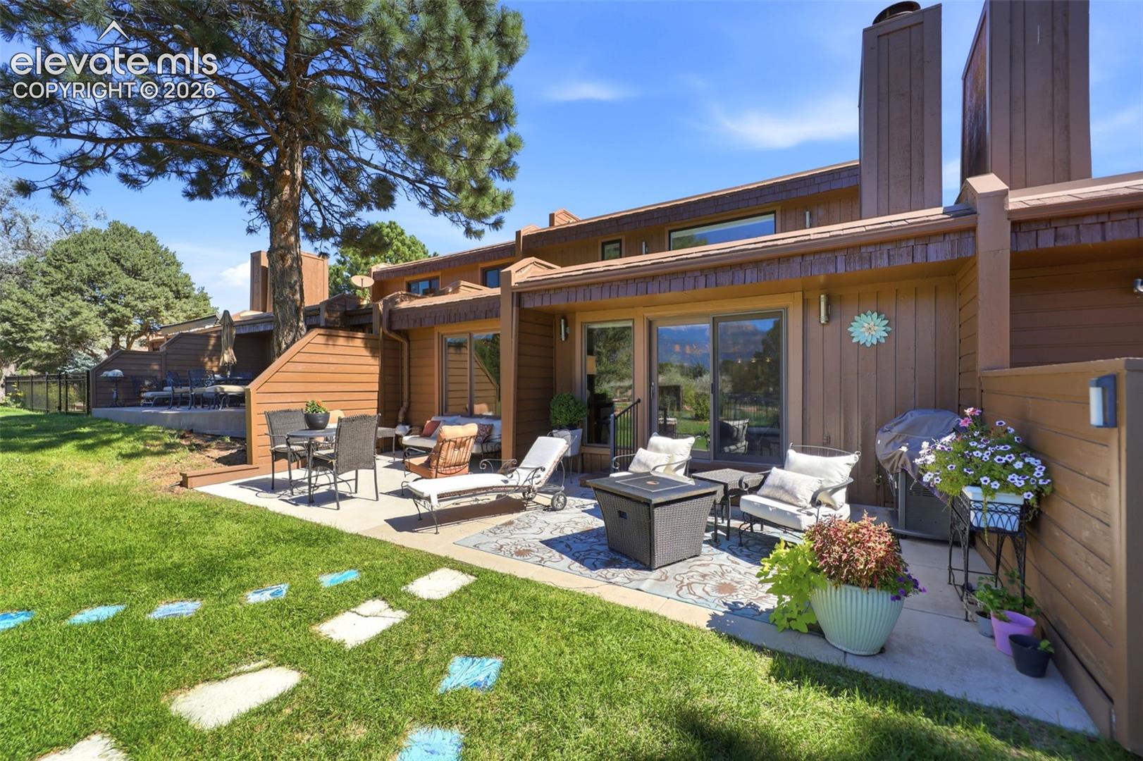 1060 Hill Circle