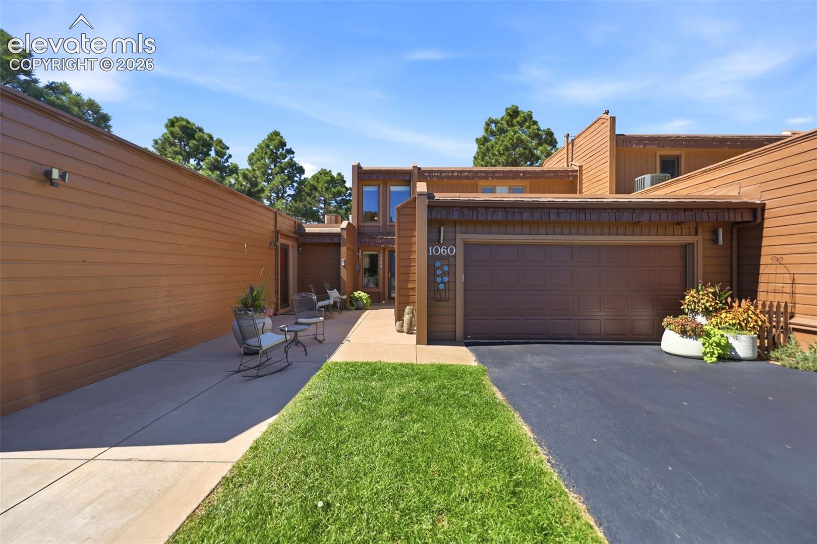 1060 Hill Circle